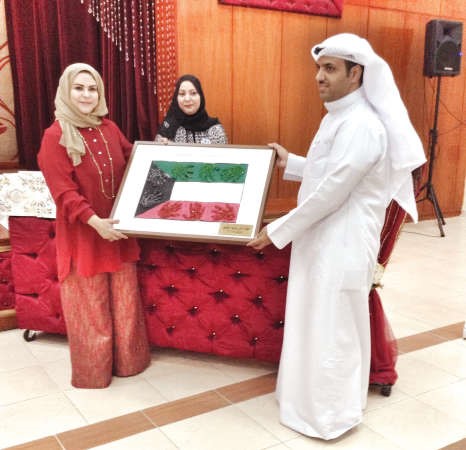 تكريم احدى المشاركات 