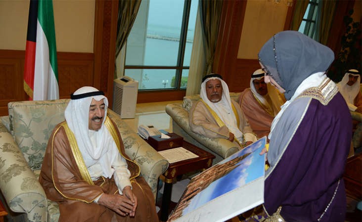 صاحب السمو الامير يطلع على لوحة توضح انشطة المشروع 
