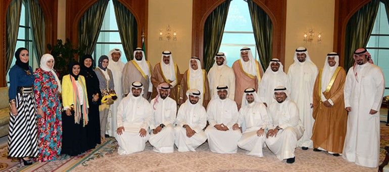 صاحب السمو الامير الشيخ صباح الاحمد وسمو ولي العهد الشيخ نواف الاحمد والشيخ سلمان الحمود وضاري الوزان مع شباب كويتي وافتخر 