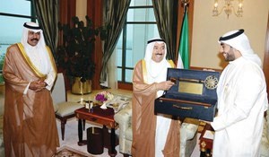 صاحب السمو الامير الشيخ صباح الاحمد يتسلم هدية تذكارية من ضاري الوزان بحضور سمو ولي العهد الشيخ نواف الاحمد 