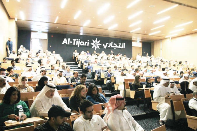 لقطة جماعية لموظفي التجاري خلال البرنامج﻿