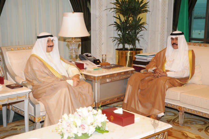 سمو ولي العهد الشيخ نواف الاحمد خلال استقباله الشيخ سالم العبدالعزيز