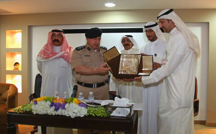 العقيد نايف الحساوي يقدم درعا تذكارية الى الفريق سليمان الفهد ويبدو اللواءان عبدالحميد العوضي ومحمود الطباخ﻿