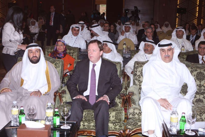 من اليمين نزار العدساني والسفير البريطاني لدى الكويت فرانك بيكر ودعلي العمير محمد هاشم