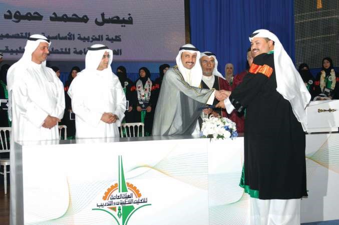 وخريج يتسلم تكريمه من الغانم﻿