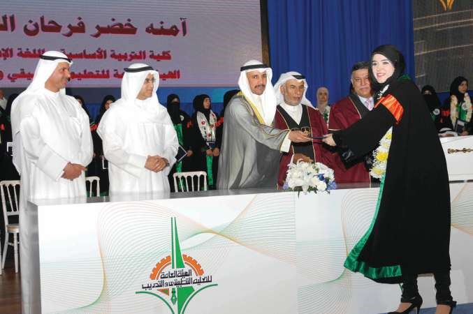 مرزوق الغانم واحمد المليفي وداحمد الاثري اثناء تكريم احدى الخريجات ﻿