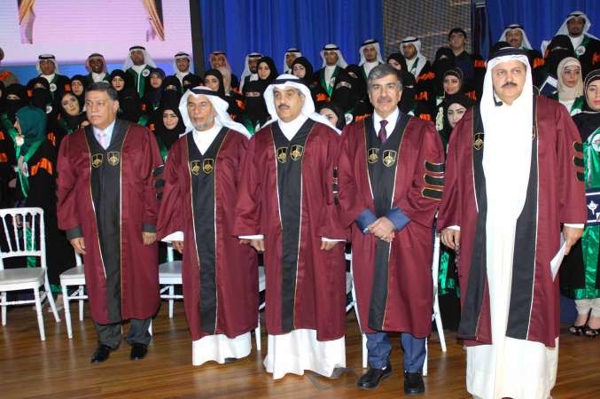 جانب من اعضاء الهيئة التدريسية مع الخريجين والخريجات﻿