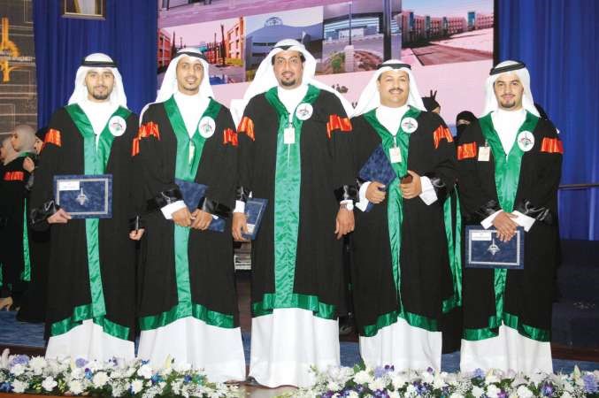  احمد الرشيدي مع عدد من زملائه الخريجين﻿
