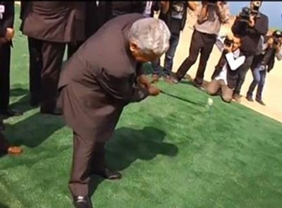 بالفيديو.. رئيس الوزراء الأردني يصيب إعلامياً بكرة الجولف