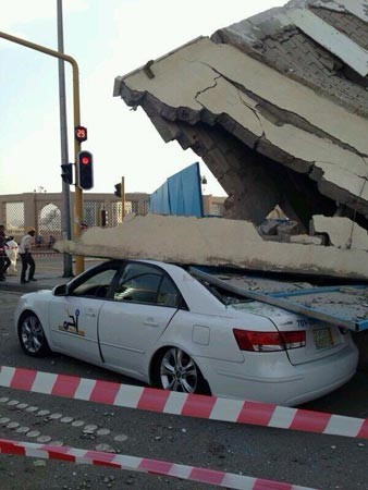 بالصور.. مواطن سعودي يروي قصة نجاته من الموت بعد سقوط مبنى سكني على سيارته 