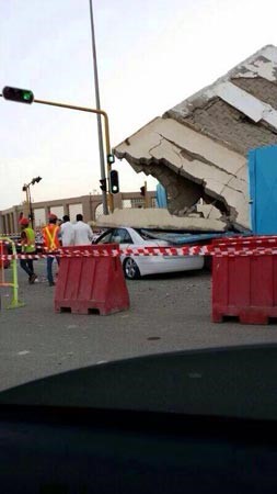 بالصور.. مواطن سعودي يروي قصة نجاته من الموت بعد سقوط مبنى سكني على سيارته 