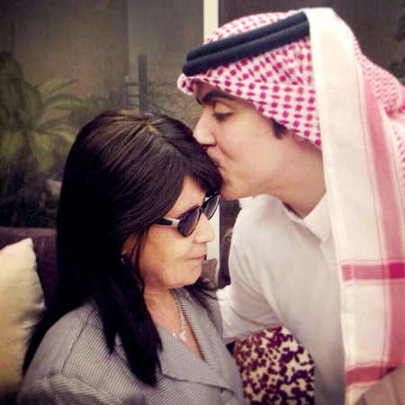 جواد العلي يقبل راس ابتسام لطفي بعد زيارته لها في منزلها 