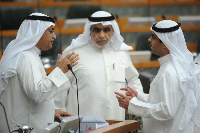 عدنان عبدالصمد يستمع لحديث بين رياض العدساني ودعبدالمحسن المدعج