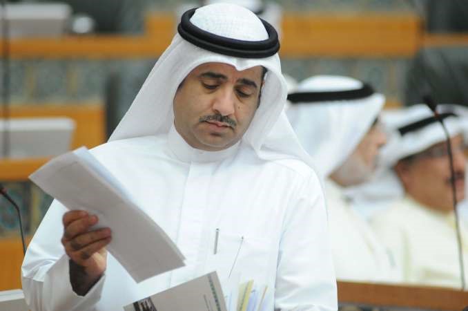 دعودة الرويعي يتصفح ملفاته