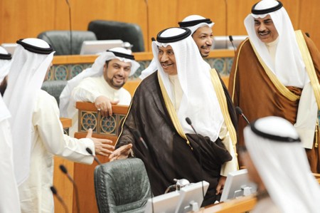 سمو رئيس الوزراء الشيخ جابر المبارك بعد تحويل الجلسة الى علنية ويبدو الشيخ صباح الخالد هاني الشمري