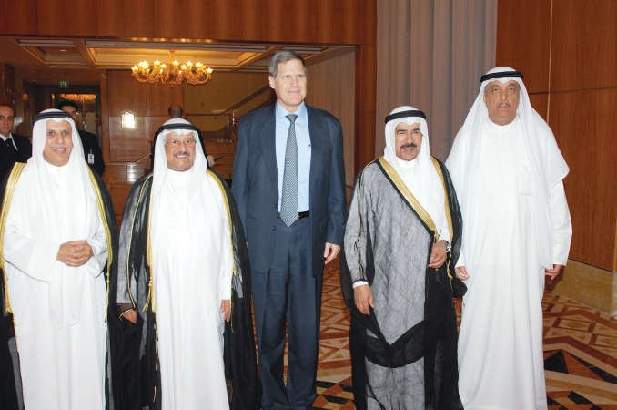 من اليسار مبارك ناصر الساير وفيصل بدر الساير والسفير الاميركي ماثيو تولرومساعد بدر الساير خلال الحفل 