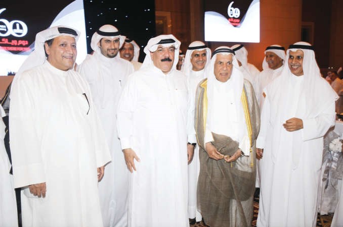 العم ناصر محمد الساير ومبارك ناصر الساير واللواء عبدالفتاح العلي في لقطة جماعية خلال الحفل 