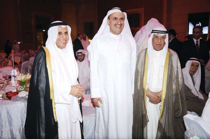 العم ناصر محمد الساير ومبارك ناصر الساير خلال استقبالهما عصام الصقر 