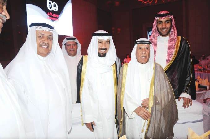 العم ناصر محمد الساير وكبار الحضور خلال استقباله الشيخ علي الجابر 