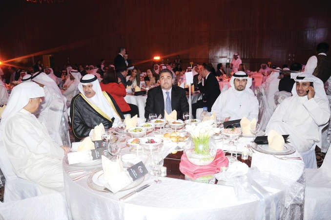 الشيخ حمود الصباح ورائد ترجمان وجانب من الحضور