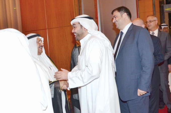 فيصل بدر الساير مستقبلا رئيس التحرير يوسف خالد المرزوقومدير ادارة التسويق والمبيعات فريد سلوم 