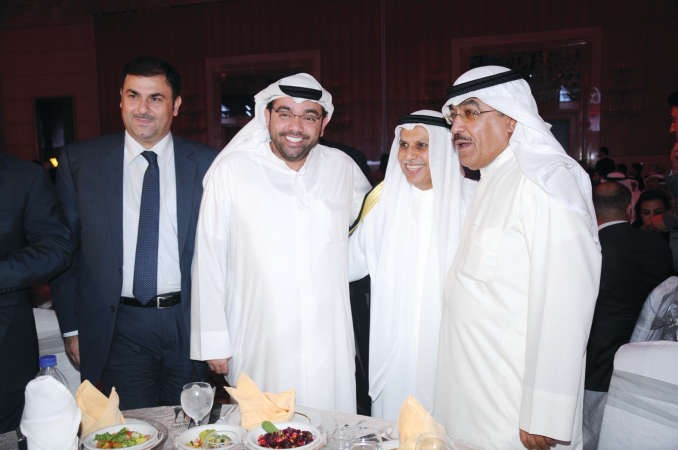 مبارك ناصر الساير يتوسط رئيس التحرير يوسف خالد المرزوق ونائب رئيس التحرير عدنان الراشد ومدير ادارة التسويق والمبيعات فريد سلوم