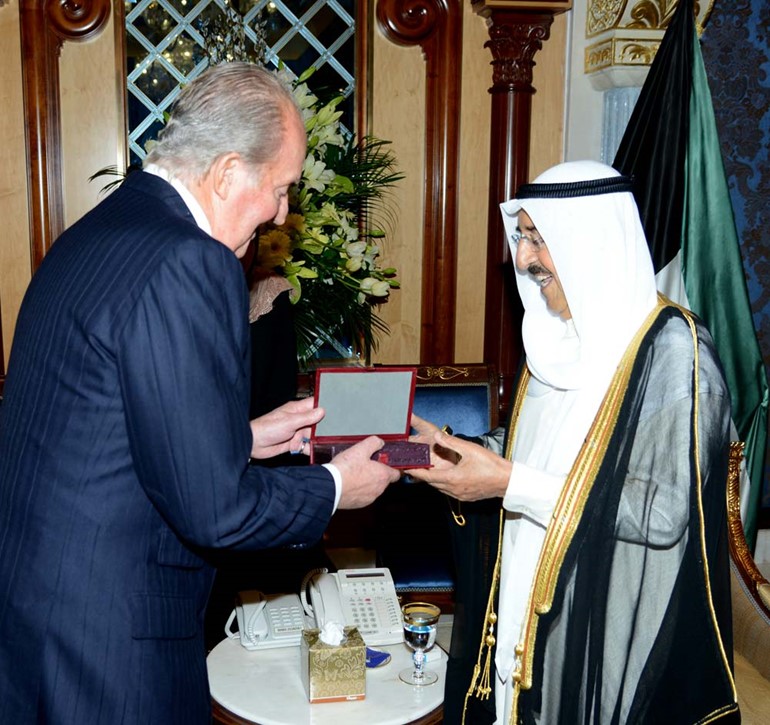 صاحب السمو الامير يتسلم هدية تذكارية من ملك اسبانيا