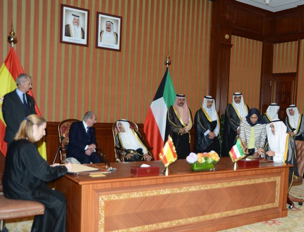 صاحب السمو الامير الشيخ صباح الاحمد والملك خوان كارلوس ملك اسبانيا اثناء التوقيع على مذكرة التفاهم بين الكويت واسبانيا