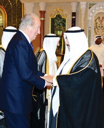 ملك اسبانيا مصافحا سمو الشيخ ناصر المحمد على هامش مادبة العشاء﻿