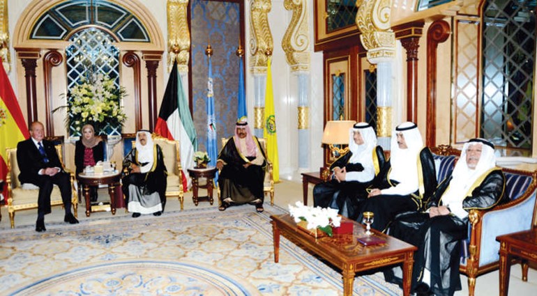 جانب من مباحثات صاحب السمو الامير الشيخ صباح الاحمد وملك اسبانيا بحضور سمو ولي العهد الشيخ نواف الاحمد وسمو رئيس الوزراء والشيخ صباح الخالد والشيخ علي الجراح﻿