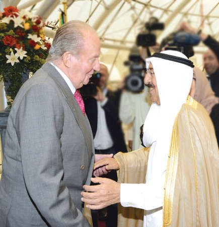 صاحب السمو الامير الشيخ صباح الاحمد لدى استقباله ملك اسبانيا خوان كارلوس امس