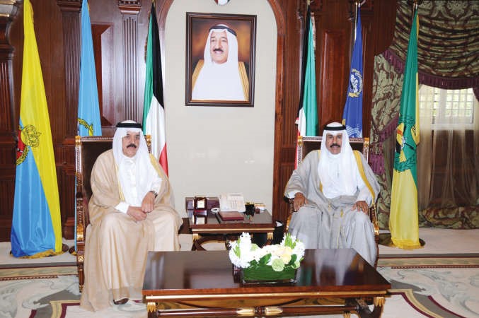 سمو ولي العهد الشيخ نواف الاحمد خلال استقباله الفريق متقاعد عبداللهالفارس﻿