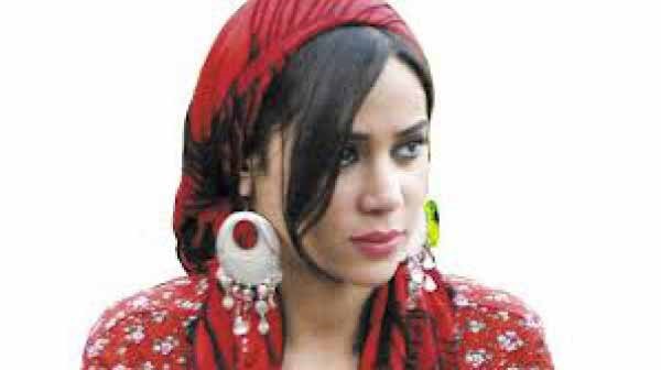 بالصور... تعرف على أخت الفنانة روبي الأكثر جاذبية وجدلاً