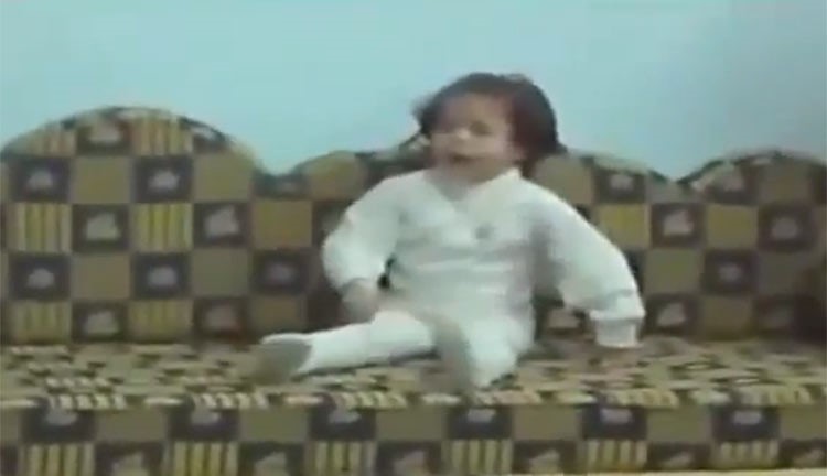 فيديو طريف لطفلة باكية تؤنب والدها: "حسابك عند إمك بابا"