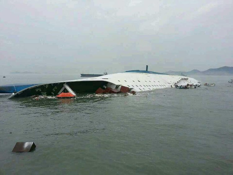 بالفيديو والصور.. غرق سفينة كورية تقل 470 شخصا أغلبهم تلاميذ