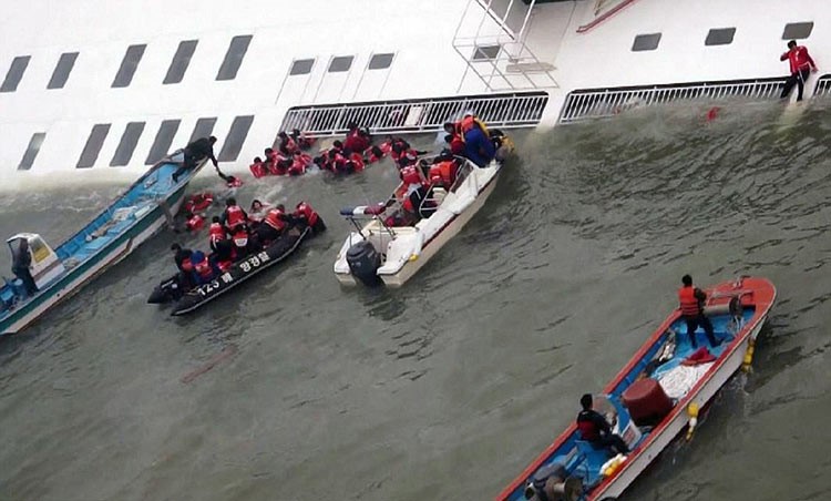 بالفيديو والصور.. غرق سفينة كورية تقل 470 شخصا أغلبهم تلاميذ