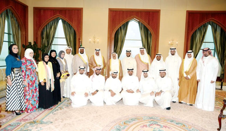 صاحب السمو الامير الشيخ صباح الاحمد مستقبلا ضاري الوزان واعضاء مشروع كويتي وافتخر بحضور سمو ولي العهد الشيخ نواف الاحمد والشيخ سلمان الحمود
