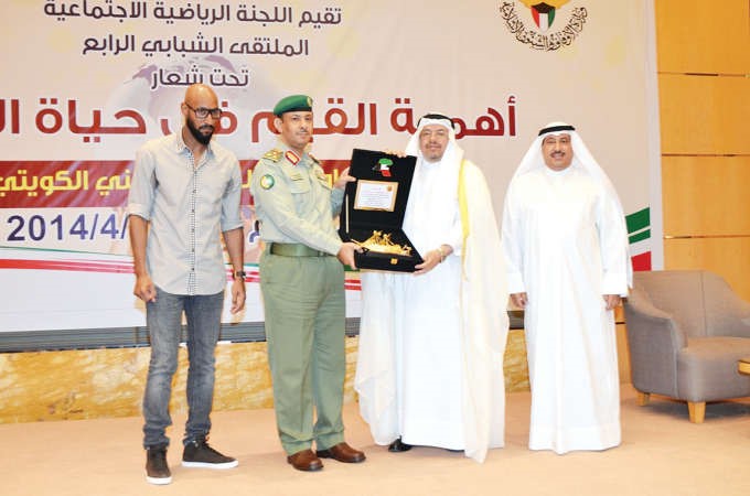 د عادل الفلاح يهدي العميد محمد الفرحان درعا تكريمية