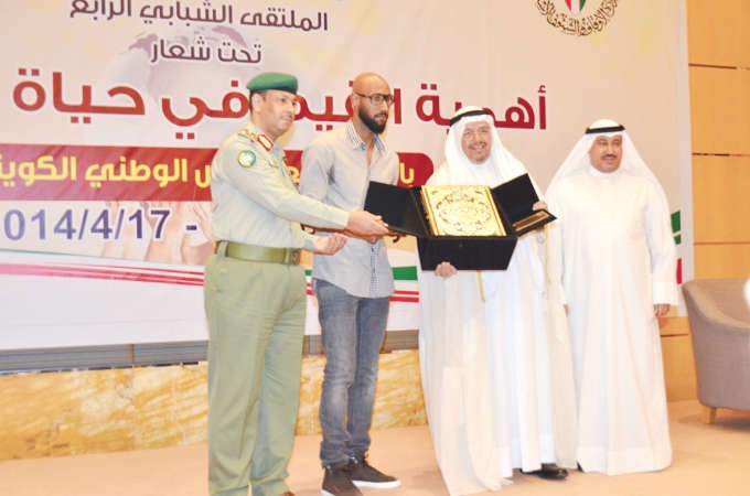 د عادل الفلاح والعميد محمد الفرحان يكرمان النجم عبدالسلام بلال انيلكا 