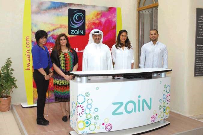 وليد الخشتي ودلال المطوع يتوسطان فريق عمل زينهاني عبدالله﻿
