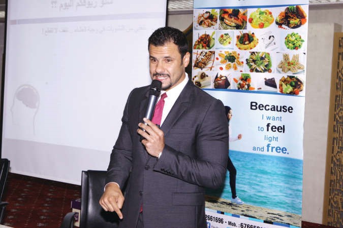 د عبدالله المطوع متحدثا خلال الندوة محمد هاشم