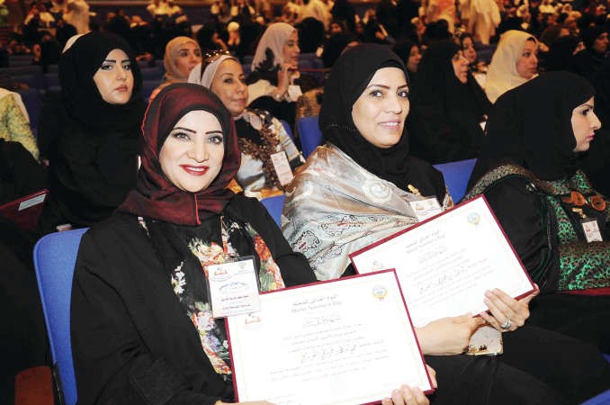 نادية ابراهيم السريع تتابع مع زميلاتها فقرات الحفل