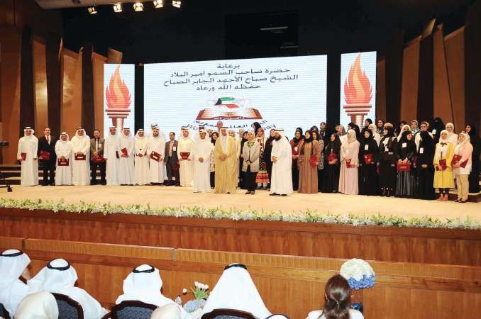 وزير التربية ووزير التعليم العالي احمد المليفي متوسطا المعلمين والمعلمات المكرمين بمناسبة يوم المعلم اسامة ابو عطية