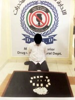  الوافد وامامه المضبوطات في مقرالمكافحة ﻿