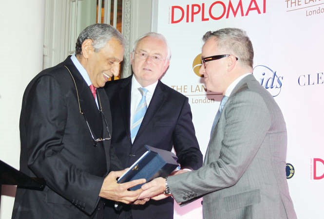 السفير الدويسان يتسلم جائزة ديبلوماسي العام عن منطقة الشرق الاوسط ﻿