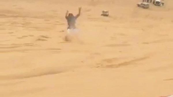 بالفيديو.. سعودي ينافس محترفي الجمباز على الرمل!
