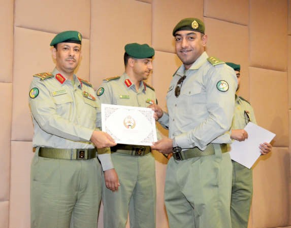 تكريم احد الخريجين