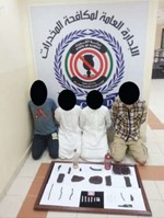  المتهمون وامامهم المضبوطات 