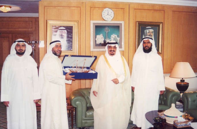الراحل نادر النوري يقدم درعا تذكارية للسفير السعودي في الكويت سابقا احمد اليحيى﻿