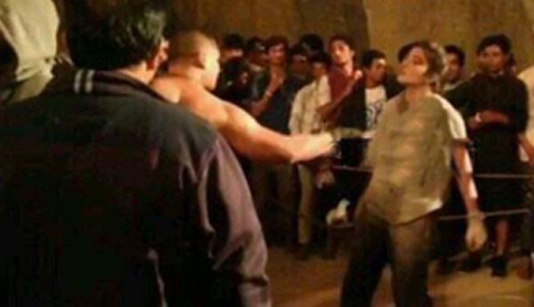 قبضة يد "بريانكا تشوبرا" تصيب ملاكم محترف.. شاهدها بزي الملاكمة